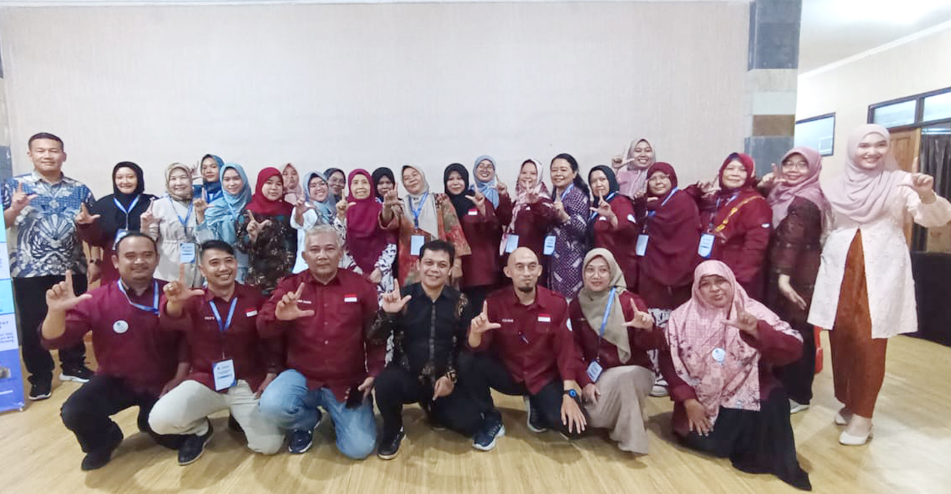 Sinergisitas Dosen FKIP-UT dengan MGMP Bahasa Indonesia Kabupaten Bogor melalui Giat PkM Pelatihan Aplikasi Mendeley dan Turnitin dalam Menulis Artikel Ilmiah